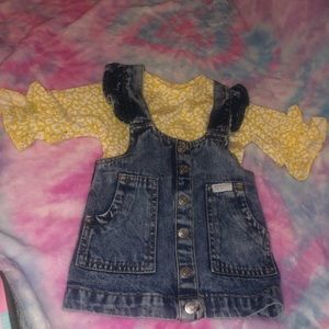 two-piece jumper jeans outfit with yellow flowered blouse